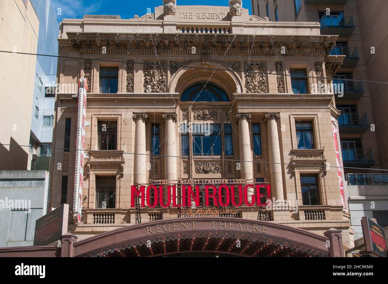 Il Regent Theatre, uno storico ex palazzo delle foto, in Collins Street, Melbourne, Australia, raffigurato mentre si stagia il Moulin Rouge!, il musical. Foto Stock