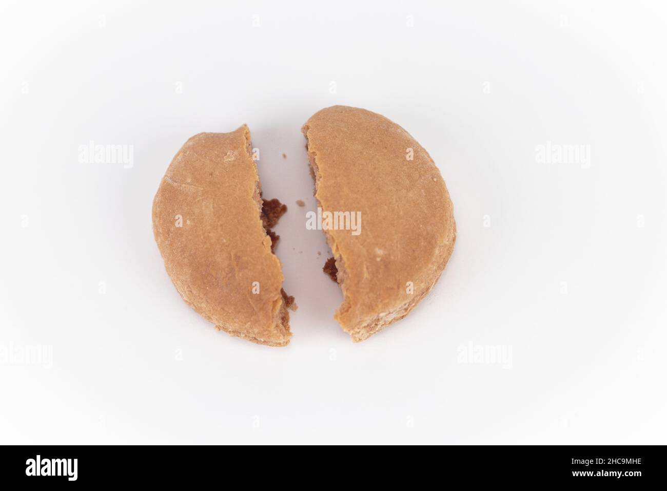 Pane piccolo diviso. Pane nero naturale diviso isolato su sfondo bianco. Foto Stock