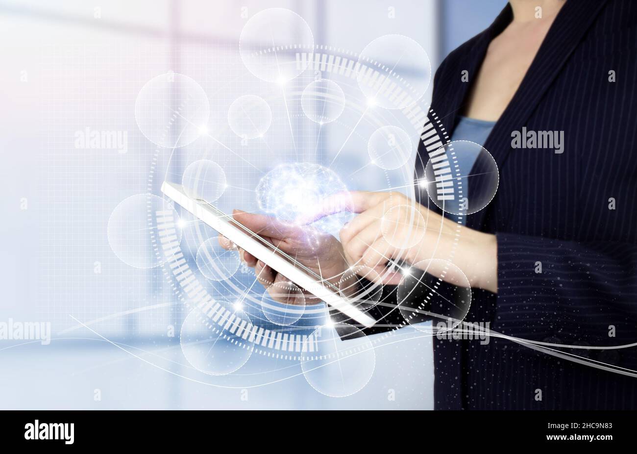 Concetto di tecnologia di innovazione e comunicazione delle reti aziendali. Tablet bianco con tocco a mano con cartello con diagramma circolare ologramma digitale. Backgr. Astratto Foto Stock