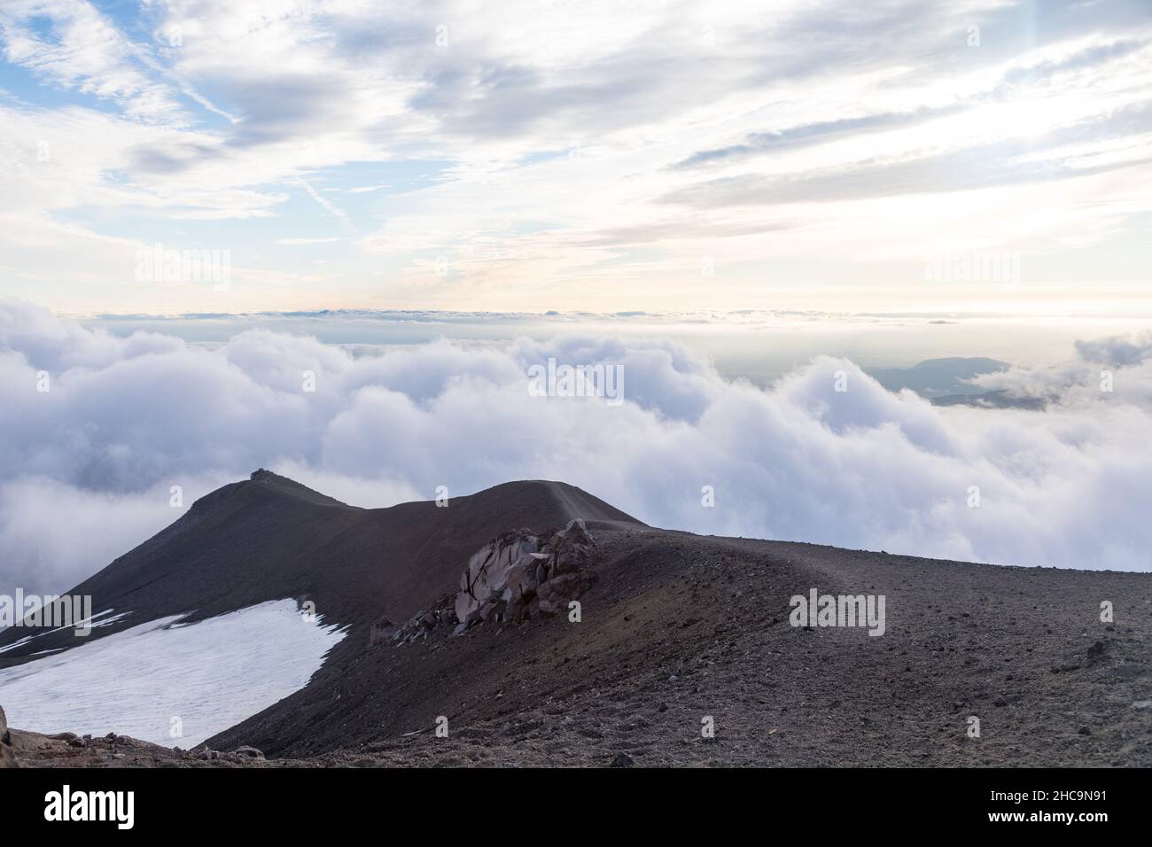 Vulcano Avachinsky, penisola di Kamchatka, Russia. Un vulcano attivo, situato a nord della città di Petropavlovsk-Kamchatsky, nell'confluente del Foto Stock