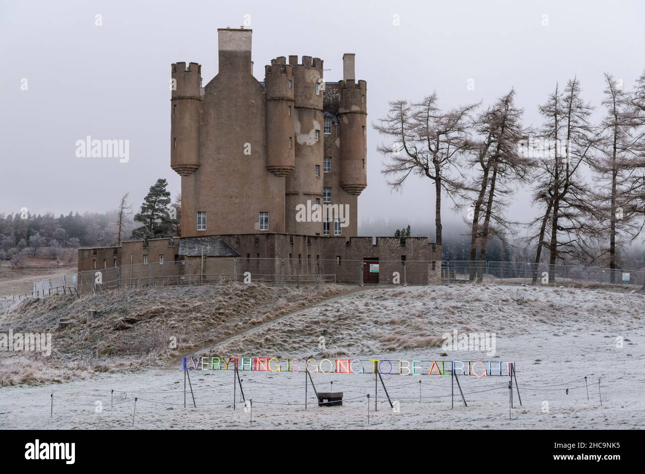 Il colorato Neon Artwork al Castello di Braemar offre un messaggio rassicurante e esaltante in un ambiente austero in una fredda mattina invernale Foto Stock