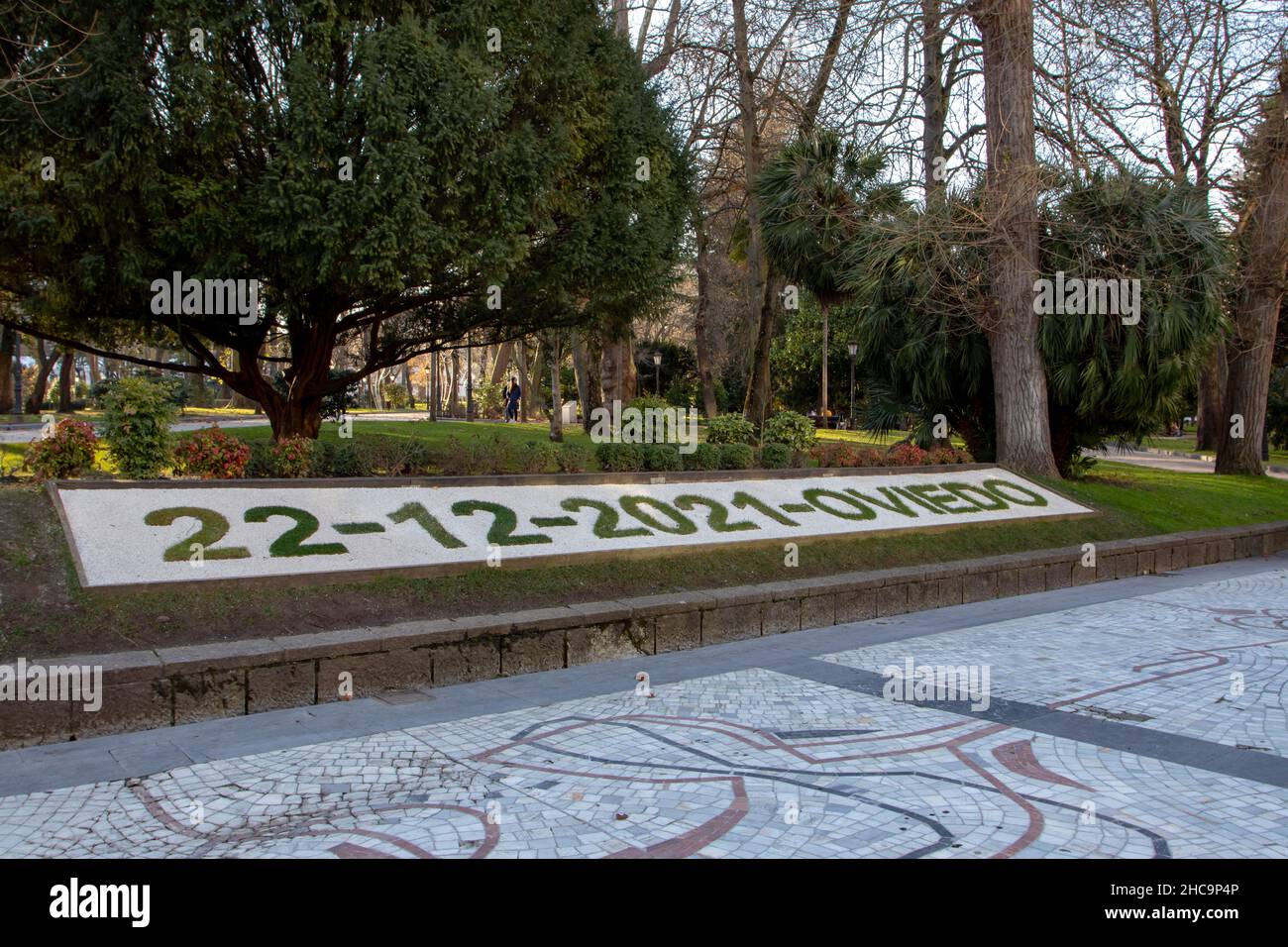 OVIEDO,SPAGNA - DICEMBRE 22,2021: Calendario in erba prato nel parco di San Francisco nel centro di Oviedo. Foto Stock