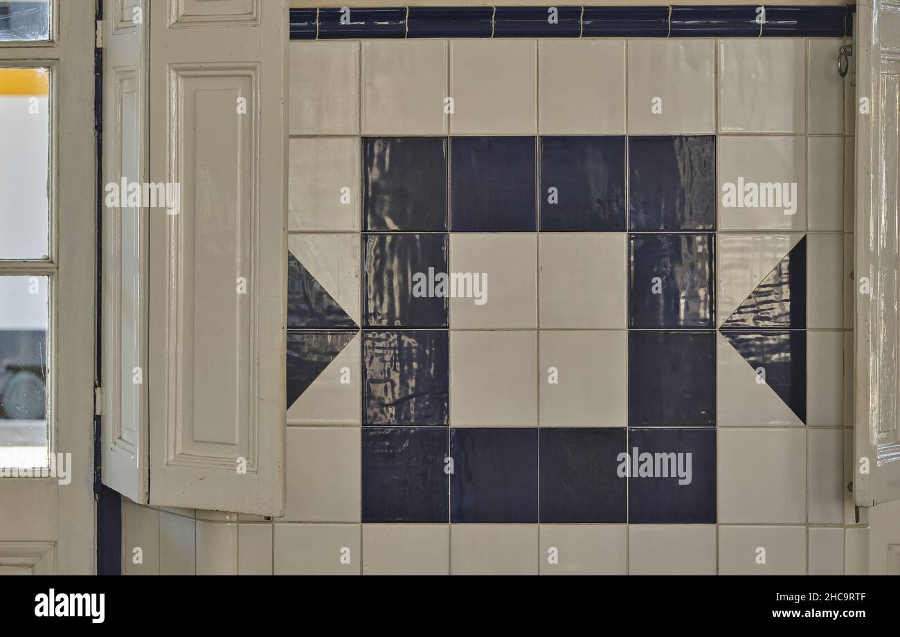azulejos disegno geometrico sulle pareti interne della stazione ferroviaria di Leiria, Portogallo Foto Stock