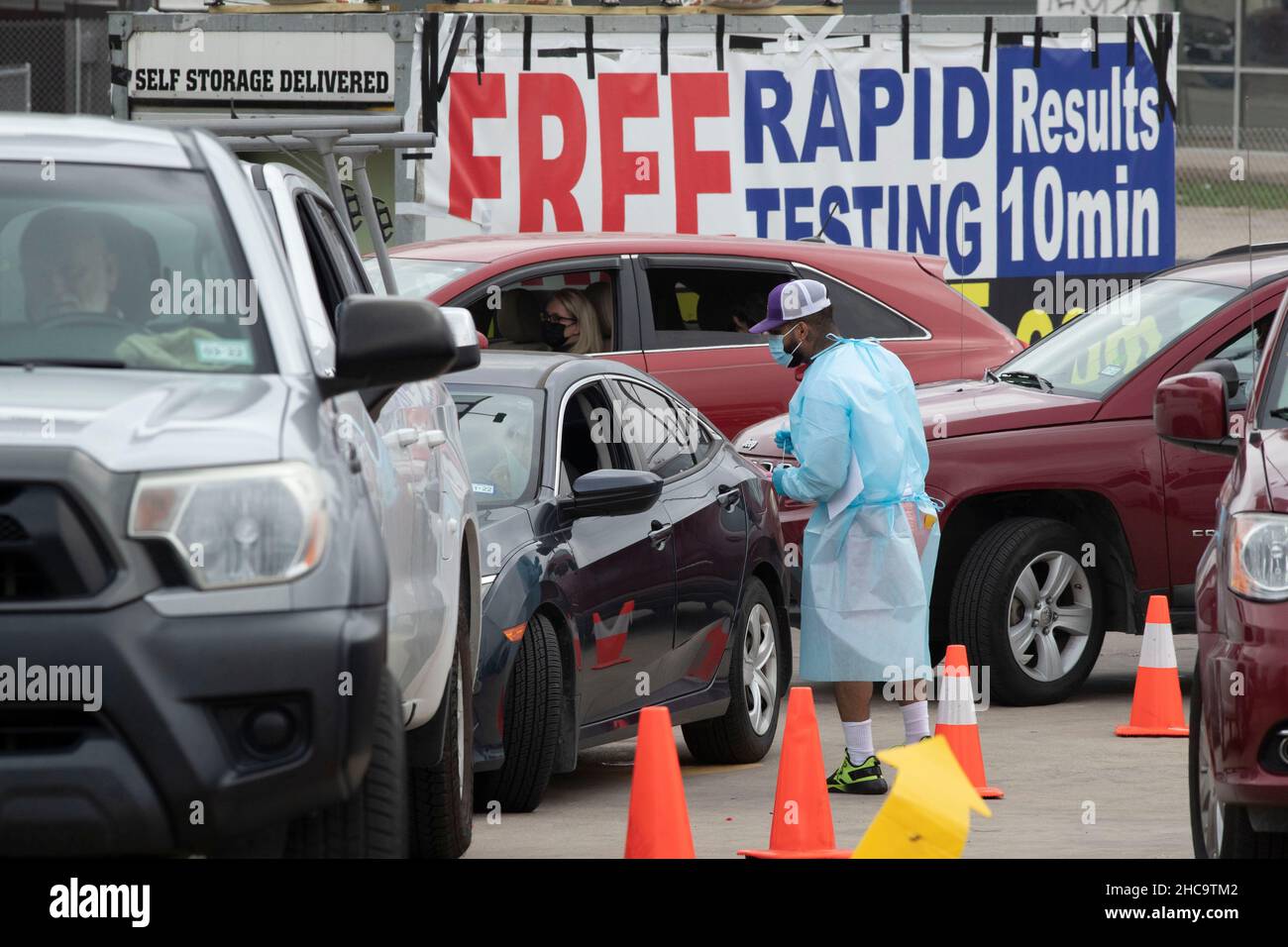 Austin, Texas, Stati Uniti. 26th dicembre 2021. Un sito di test COVID privato mobile che ha visto poco traffico a novembre è sopraffatto alla fine di dicembre con i residenti di Austin che vogliono essere testati per la variante omicron durante le vacanze. I clienti hanno segnalato fino a tre ore di attesa presso il sito drive-through, uno dei numerosi aperti durante le vacanze di Natale. Credit: Bob Daemmrich/Alamy Live News Foto Stock