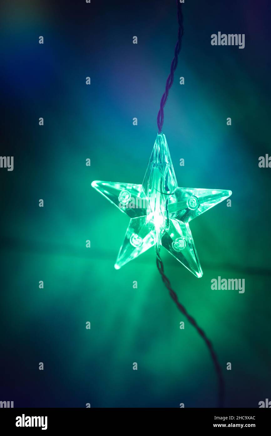 Primo piano di una ghirlanda di stelle incandescente verde Foto Stock