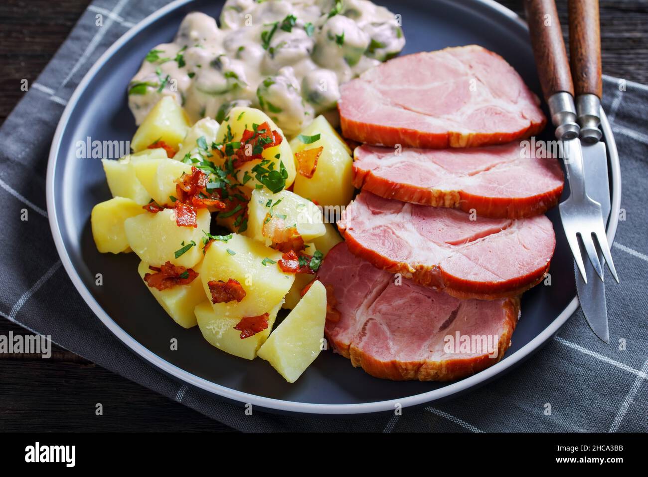 Judd Mat Gaardebounen, colletto affumicato di maiale con fagioli Fava giovani sbolliti cotti con salsa cremosa e patate bollite su un piatto, piatto nazionale di Foto Stock