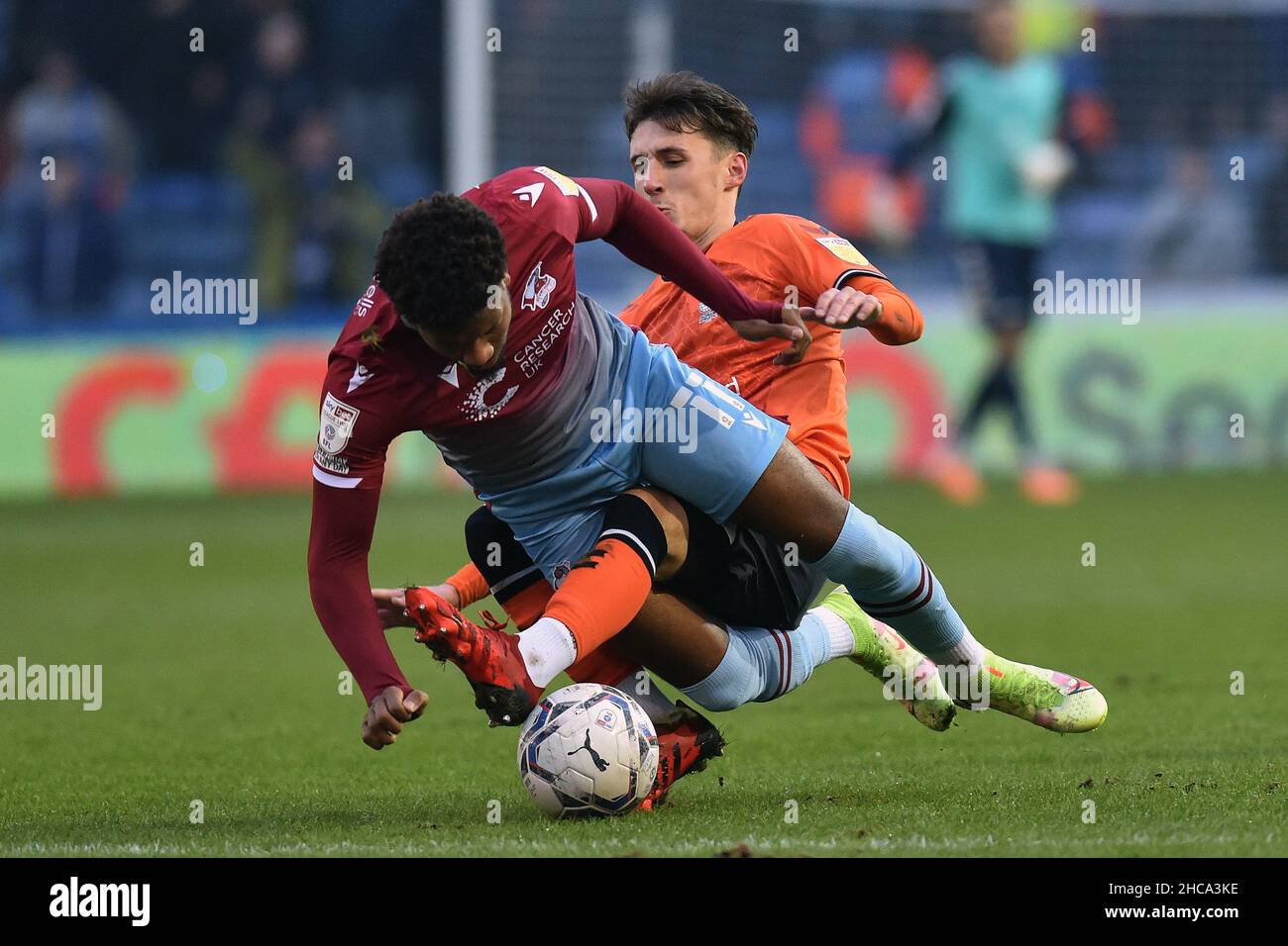 OLDHAM, REGNO UNITO. DICEMBRE 26th il Callum Whelan di Oldham Athletic si sfondava con Myles Hippolyte di Scunthorpe Unito durante la partita della Sky Bet League 2 tra Oldham Athletic e Scunthorpe Uniti al Boundary Park di Oldham domenica 26th dicembre 2021. (Credit: Eddie Garvey | MI News) Foto Stock