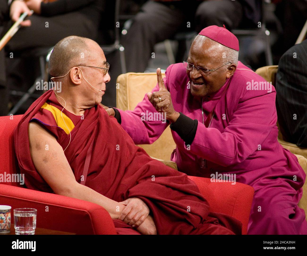 Seattle, Washington, Stati Uniti. 26th Dic 2021. Sua Santità IL DALAI LAMA e l Arcivescovo DESMOND TUTU parlano dei temi comuni a tutte le tradizioni spirituali, il quinto giorno della Giornata interspirituale. (Credit Image: © Daren Fenniman/ZUMA Press) Foto Stock