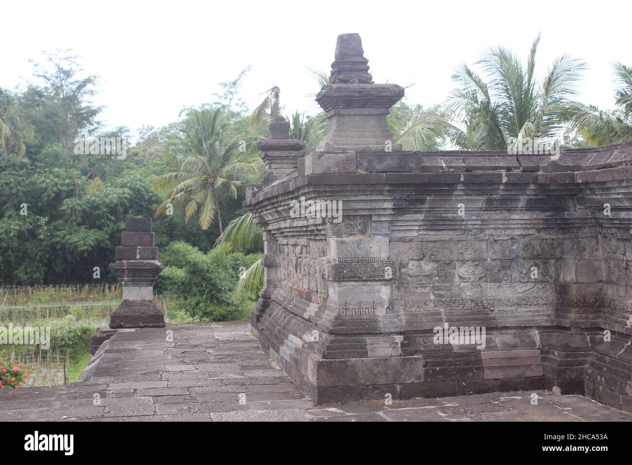 Rilievi di statue tradizionali ed edifici al Tempio Penatarano in tempi antichi, nella città di Blitar, Giava orientale, Indonesia Foto Stock