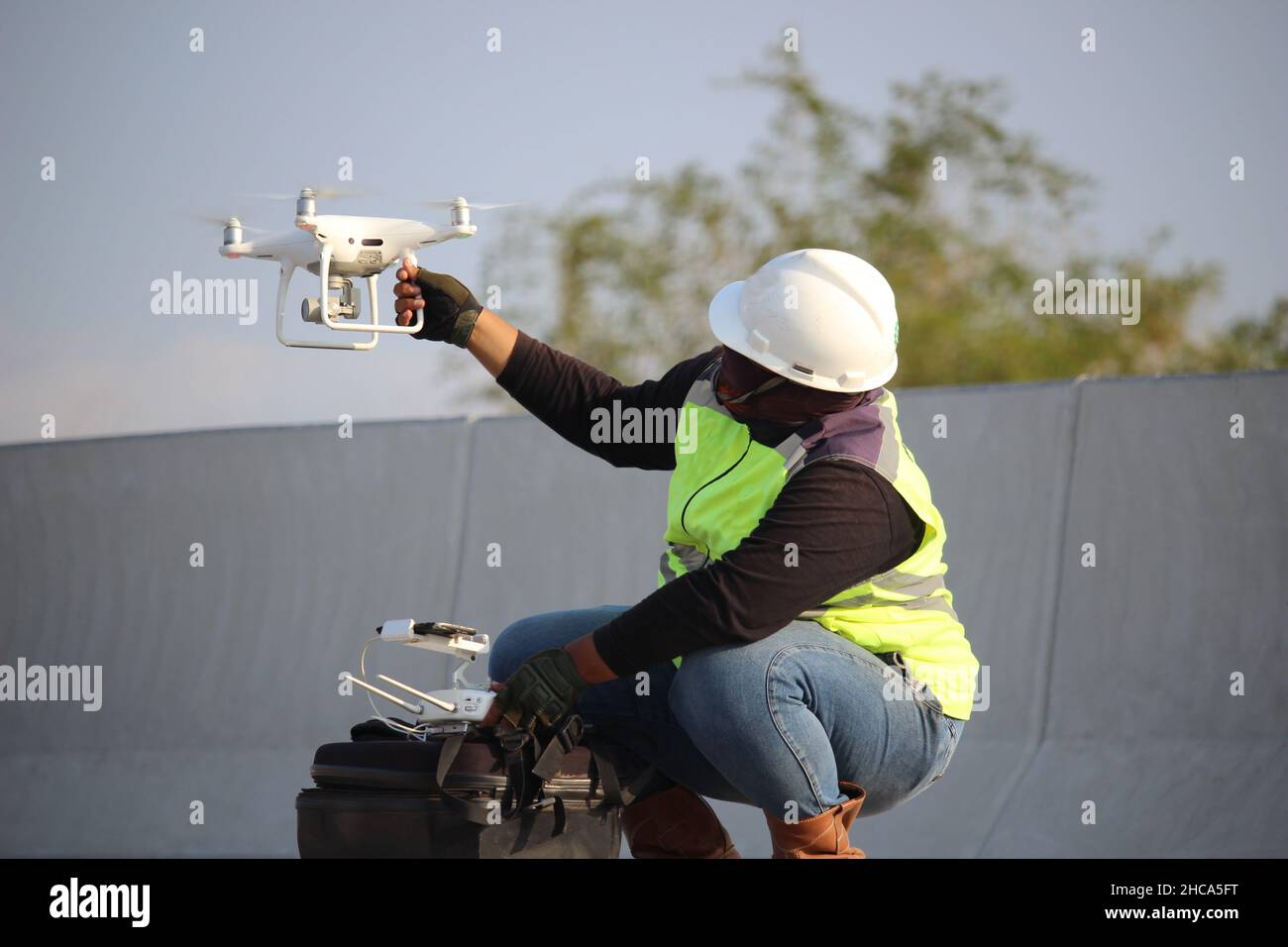 l'operatore del drone che vola il suo drone per registrare l'atmosfera sul lavoro Foto Stock