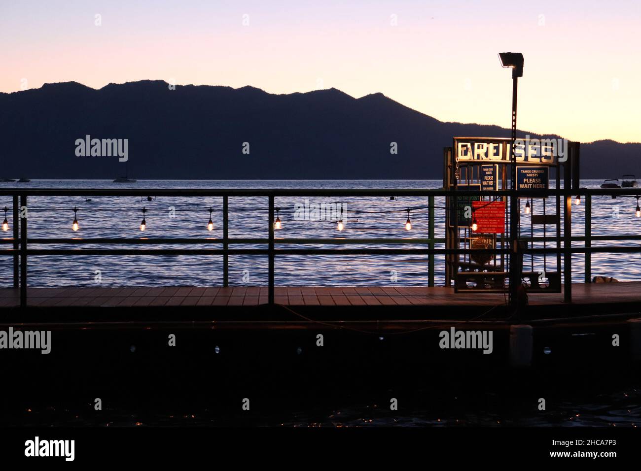 Riva del lago Tahoe al tramonto Foto Stock