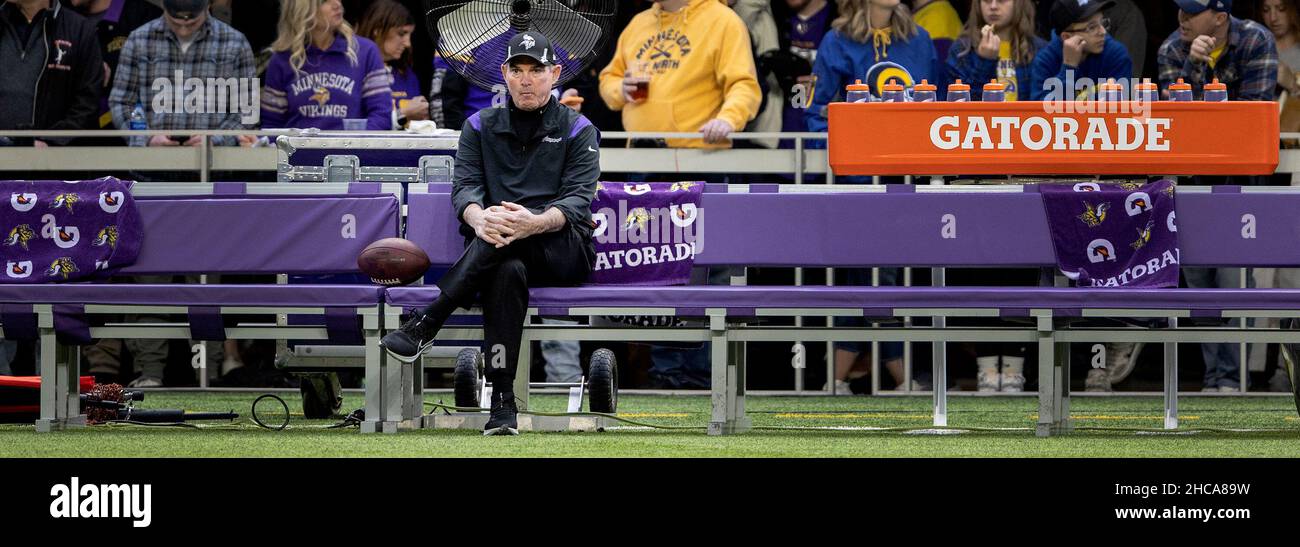 Minneapolis, Stati Uniti. 26th Dic 2021. Il capo allenatore dei Minnesota Vikings Mike Zimmer siede sulla panchina prima della partita contro i Los Angeles Rams, domenica 26 dicembre 2021 allo U.S. Bank Stadium di Minneapolis. (Foto di Carlos Gonzalez/Minneapolis Star Tribune/TNS/Sipa USA) Credit: Sipa USA/Alamy Live News Foto Stock