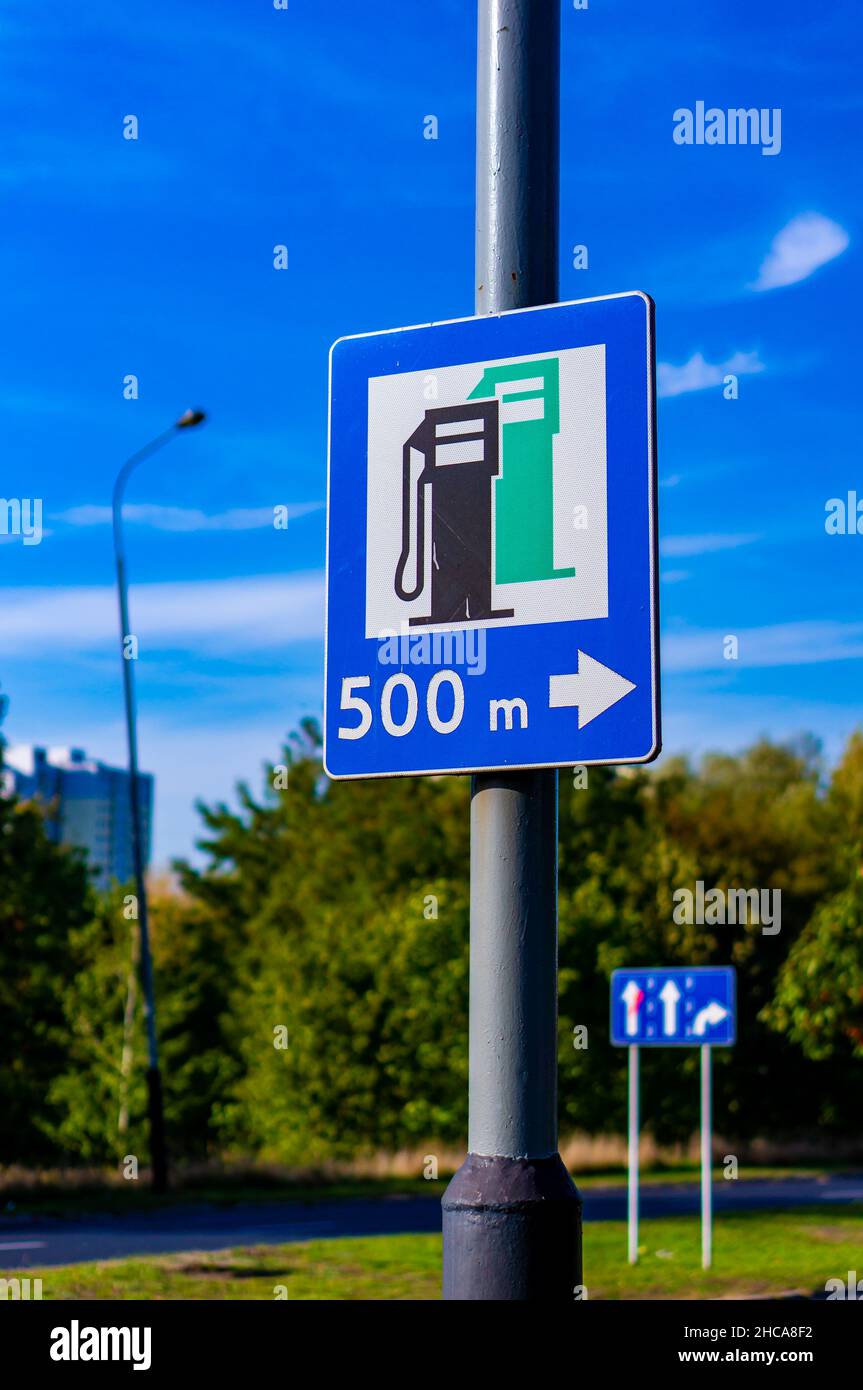 Primo piano di un cartello di traffico della stazione di servizio Foto Stock