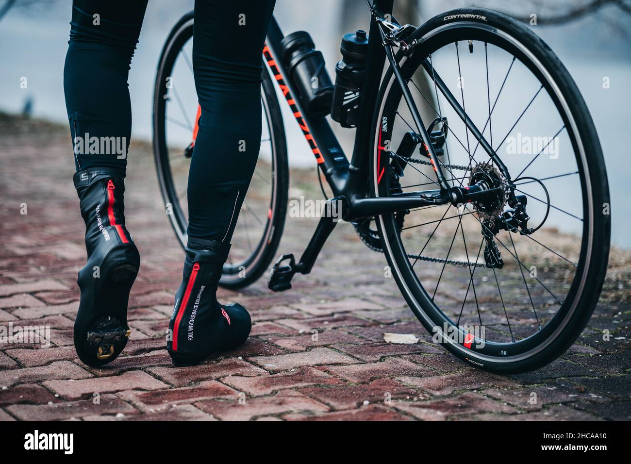 Primo piano di una scarpa da ciclismo invernale Castelli Rossocorsa Foto  stock - Alamy