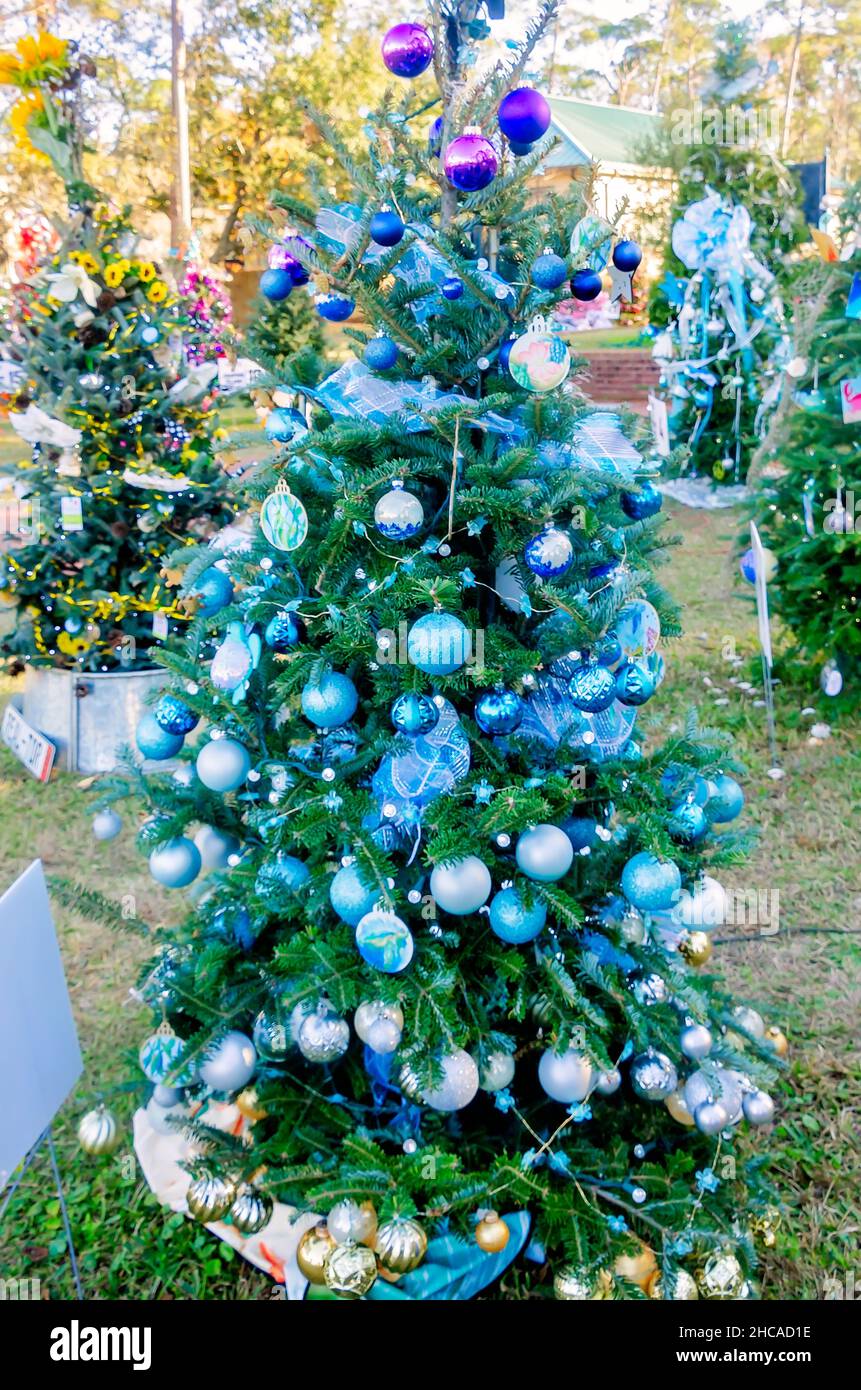 Gli alberi di Natale decorano Water Tower Plaza, 24 dicembre 2021, a Dauphin Island, Alabama. Foto Stock