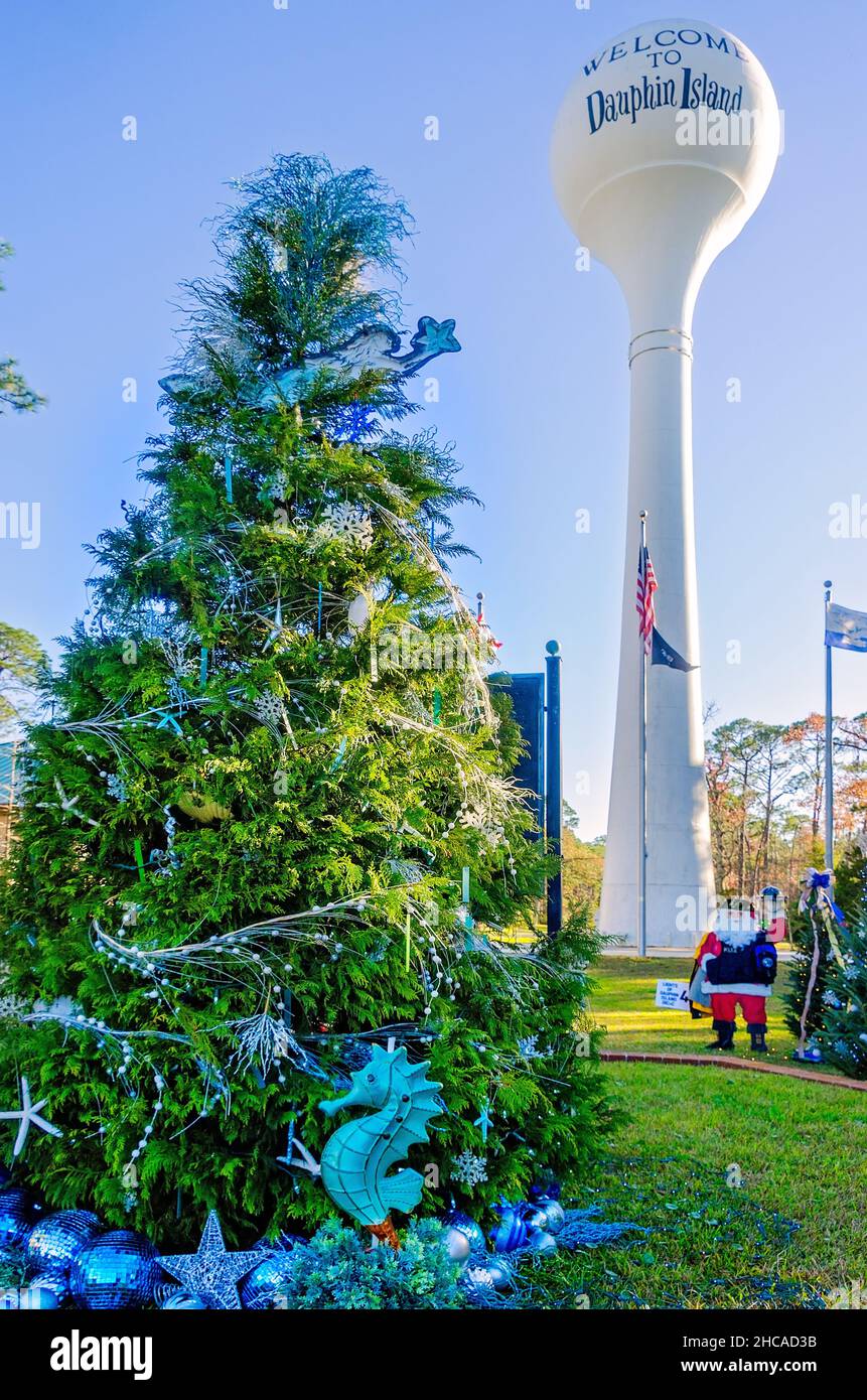 Gli alberi di Natale decorano Water Tower Plaza, 24 dicembre 2021, a Dauphin Island, Alabama. Foto Stock