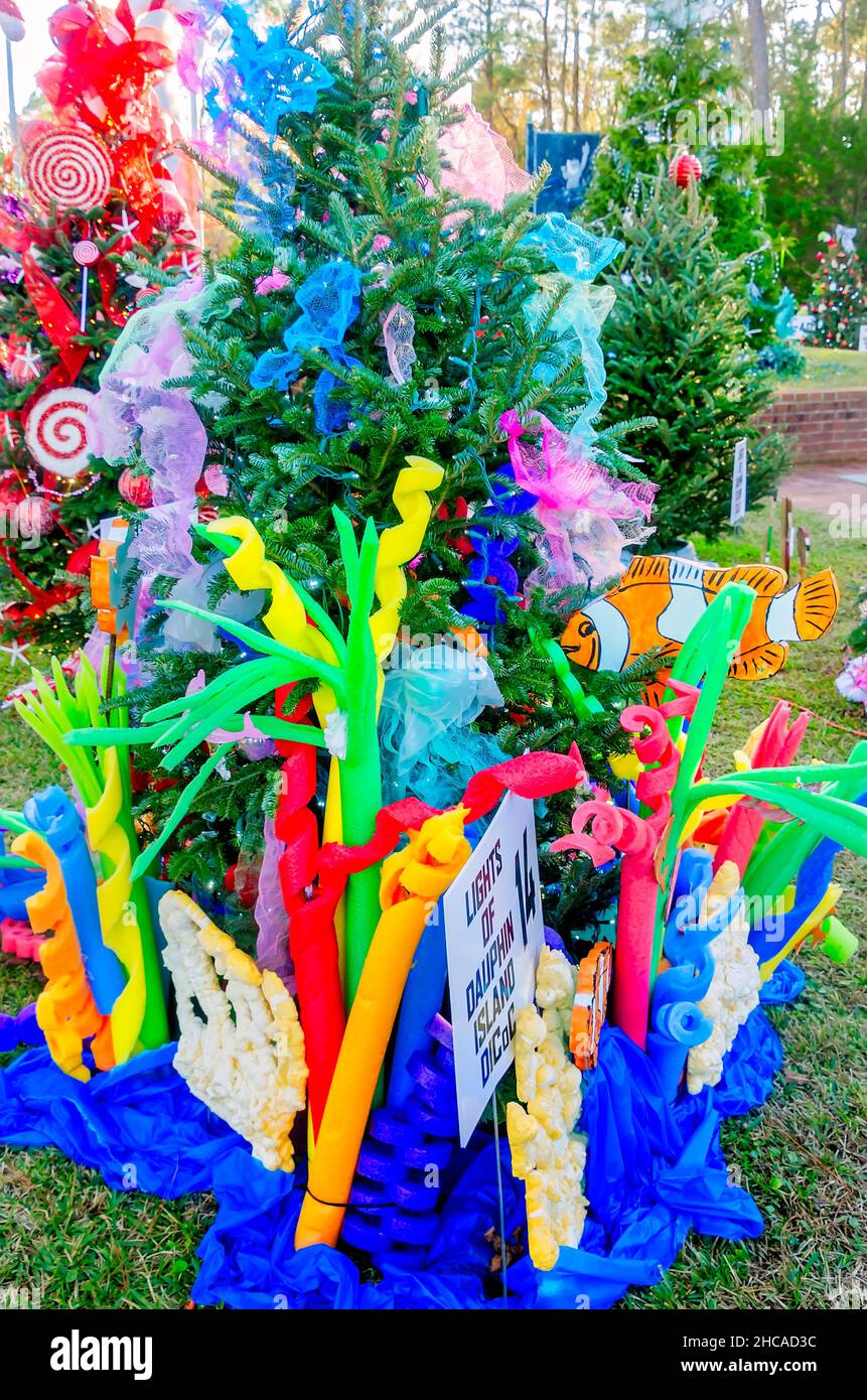 Un albero di Natale presenta un tema acquatico al Water Tower Plaza, 24 dicembre 2021, a Dauphin Island, Alabama. Foto Stock