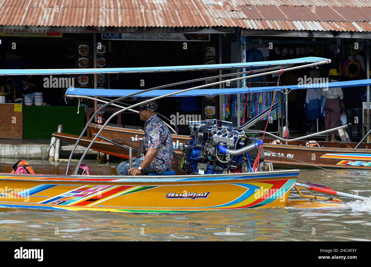 Amphawa, Tailandia. 26th Dic 2021. Una visione generale di un motore a coda lunga al mercato galleggiante di Amphawa circa 90km a sud-ovest di Bangkok, nella provincia di Samut Songkhram, aperto su Fridayís, Saturdayís e Sundayís. Le barche motorizzate a coda lunga offrono ai turisti gite in barca attraverso una serie di klongs (canali), e una serie di vie d'acqua con negozi che vendono una varietà di dolci tailandesi, pesce secco ed erbe, molti ristoranti offrono anche zuppe di noodle e succhi di frutta esotici. Le comunità del mercato galleggiante sono considerate un prezioso patrimonio culturale thailandese. Credit: SOPA Images Limited/Alamy Live News Foto Stock
