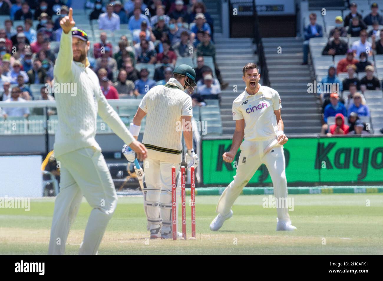 Melbourne, Australia. . 27th Dic 2021. James Anderson of England festeggia il wicket di Steve Smith of Australia durante la partita del secondo giorno del terzo test match nella serie Ashes tra Australia e Inghilterra al Melbourne Cricket Ground il 27 dicembre 2021 a Melbourne, Australia (solo per uso editoriale) credito: Izhar Ahmed Khan/Alamy Live News/Alamy Live News Foto Stock