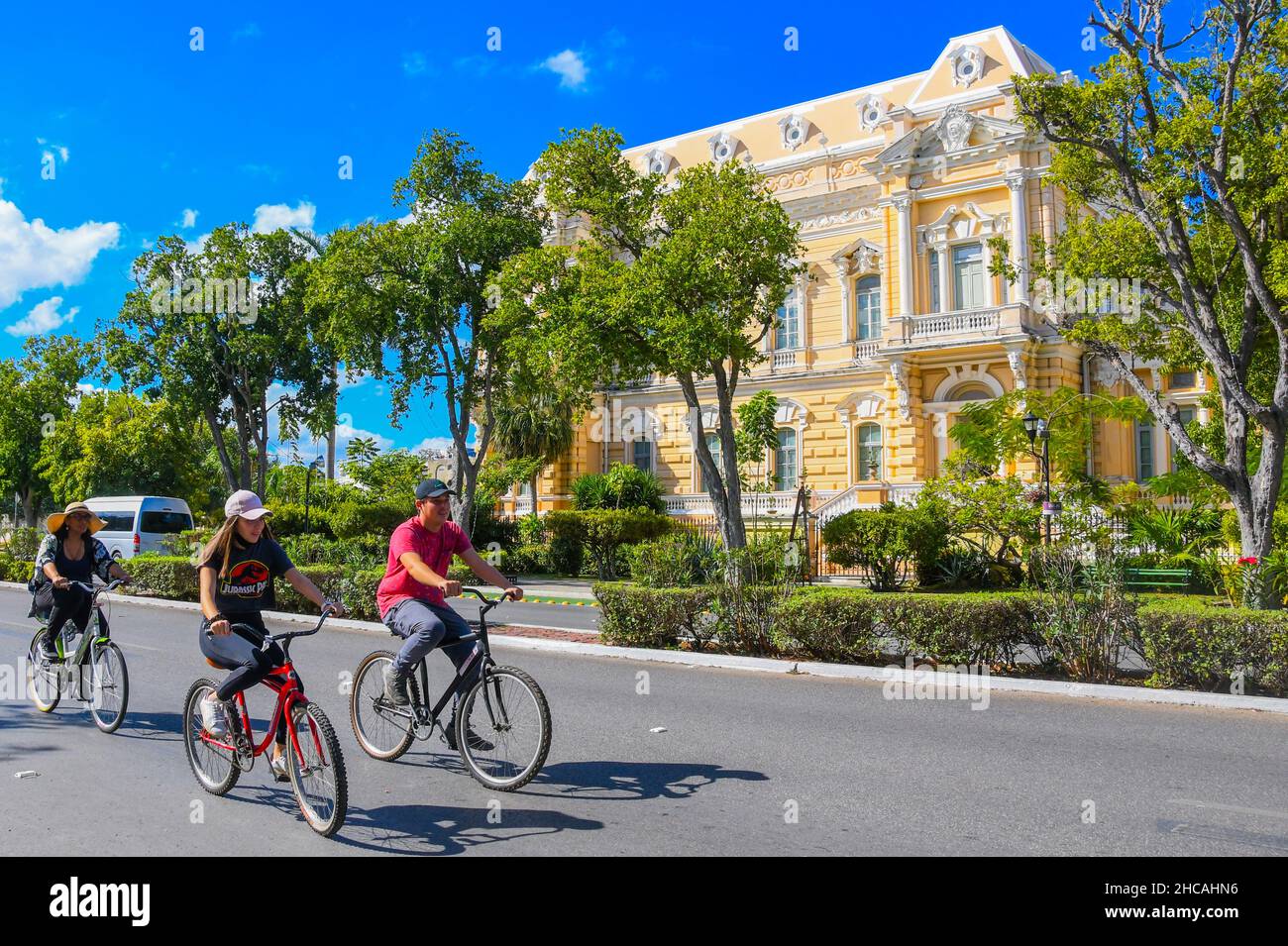 Le persone in bicicletta sulla pista ciclabile sul Paseo de Montejo (chiuso al traffico) la Domenica, Merida Messico Foto Stock