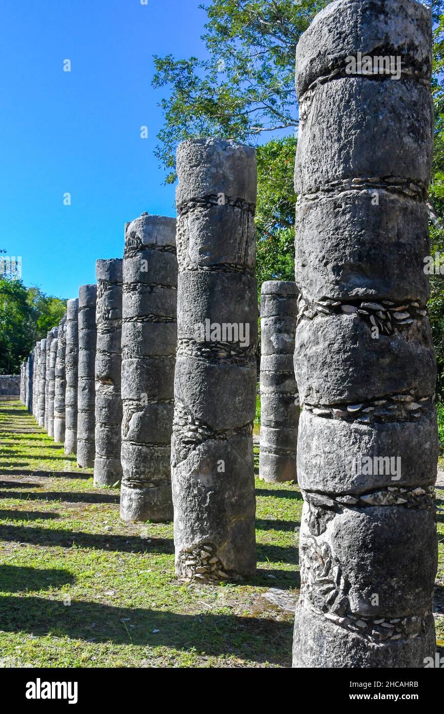 Colonne nel tempio dei mille guerrieri, Chichen Itza, Yucata, Messico Foto Stock