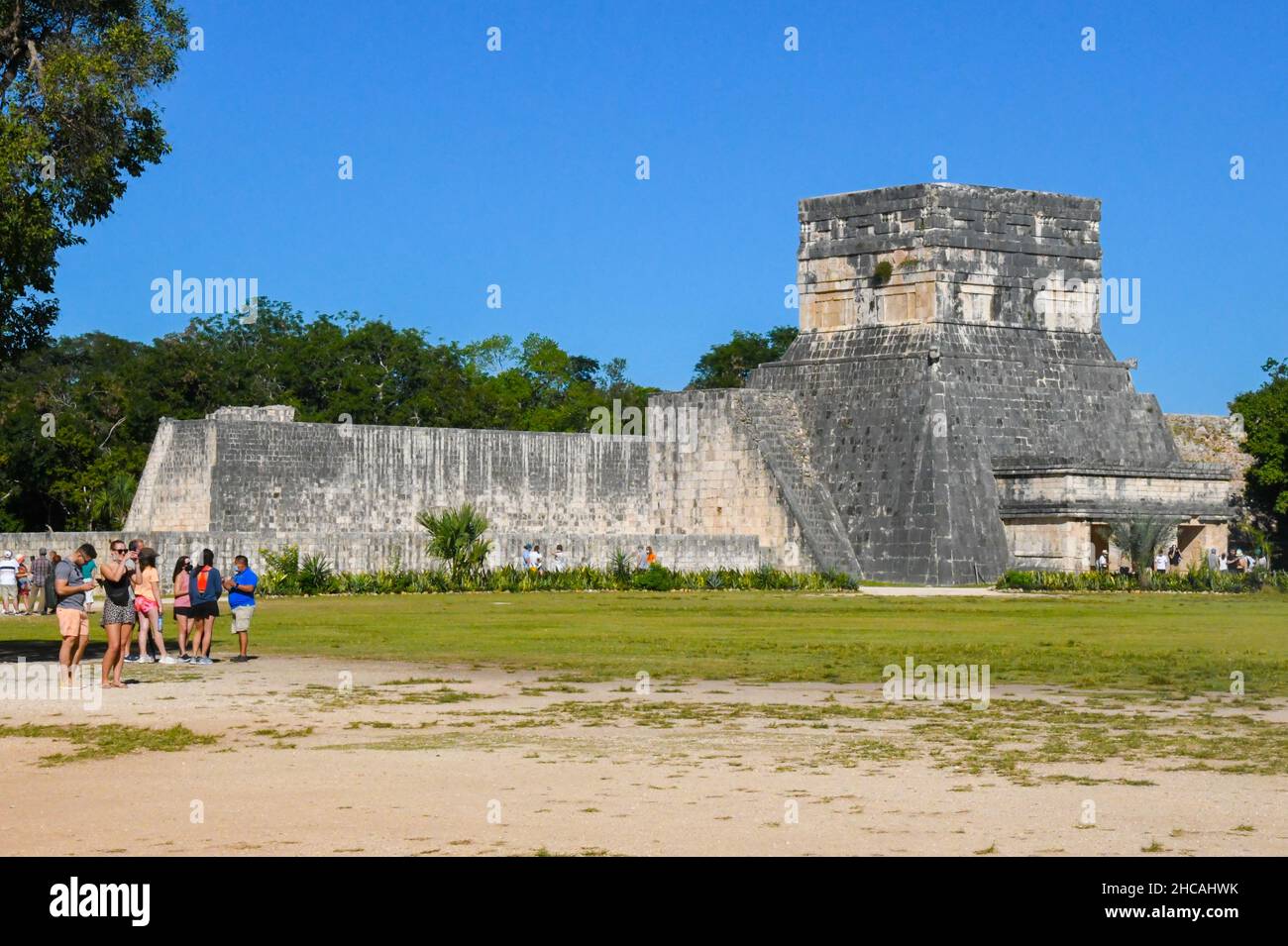 Le grandi strutture di ballcourt, Chichen Itza, Yucatan, Messico Foto Stock