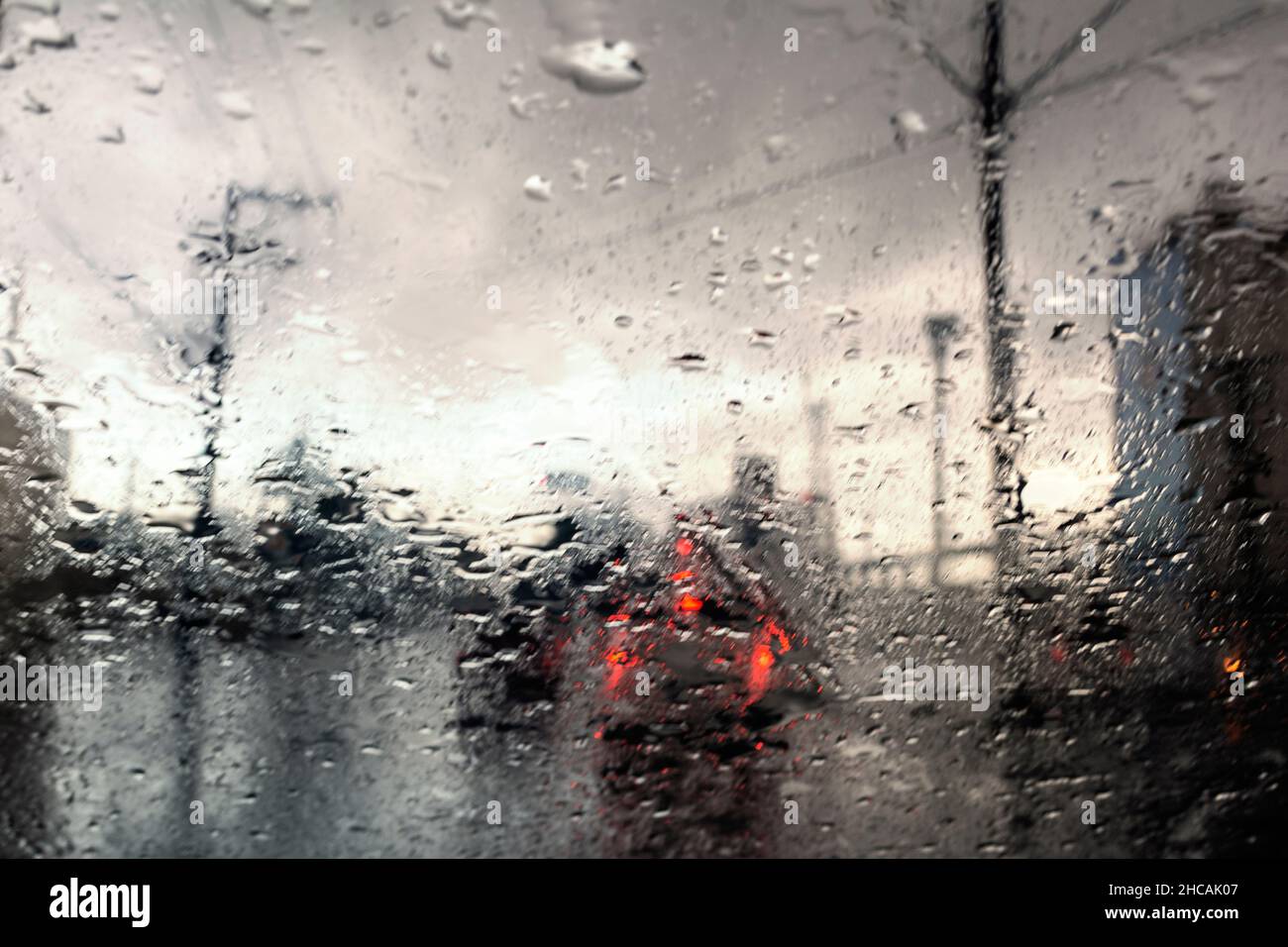 Traffico giornaliero, vista attraverso la finestra in giorno di pioggia. Salvador, Bahia, Brasile Foto Stock