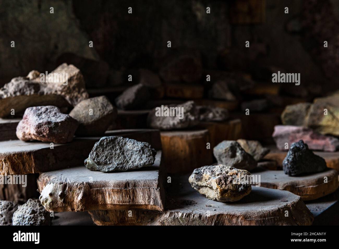 Diversi tipi di roccia lavica sputata dalle eruzioni del monte Merapi nel centro di giava, Indonesia. Foto Stock