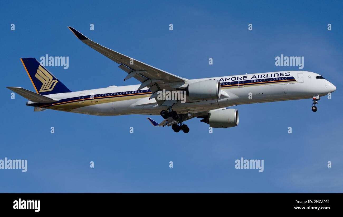 Singapore Airlines Airbus A350-900 sull'approccio finale per l'Aeroporto di Adelaide (YPAD). Foto Stock