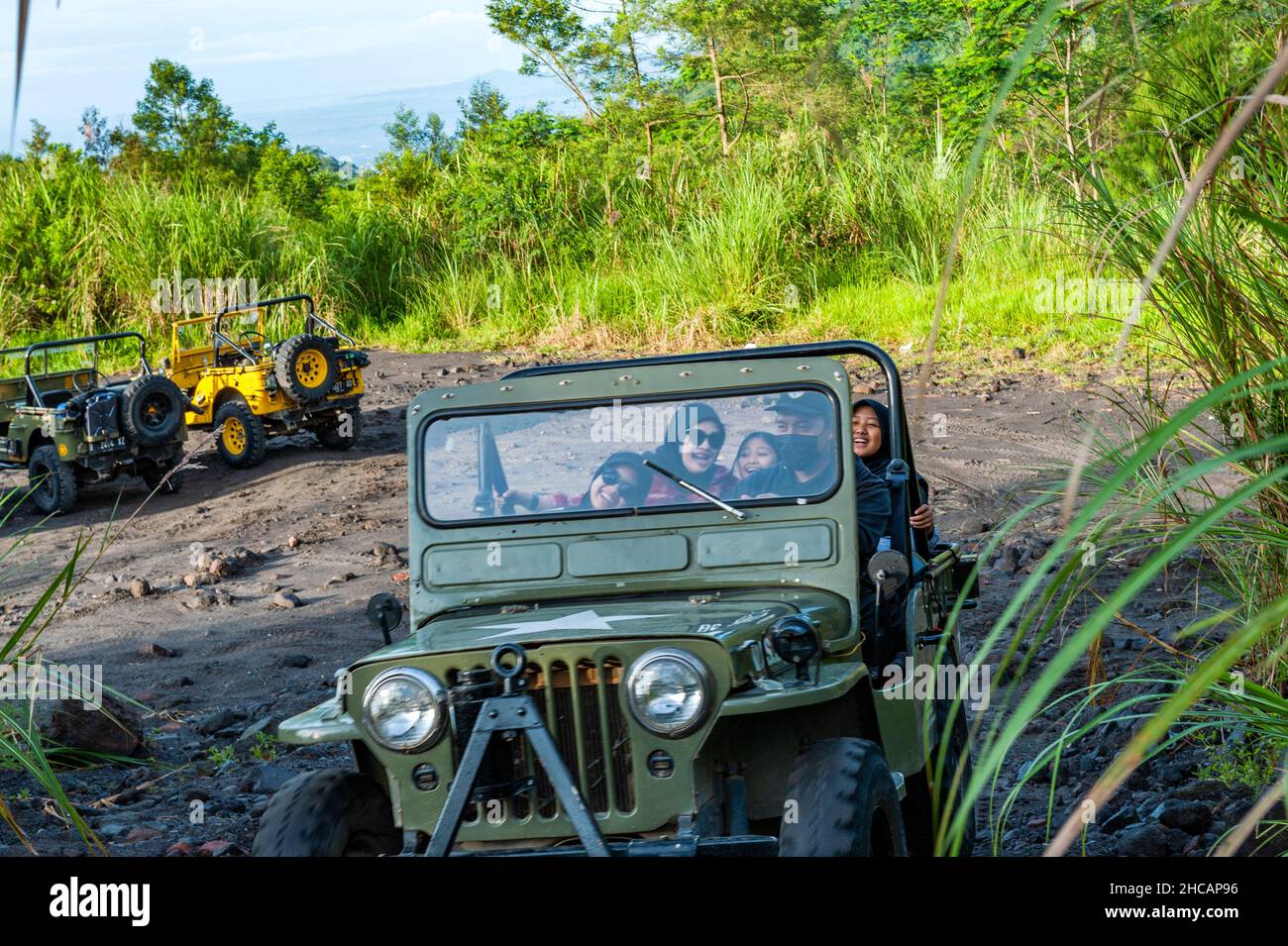 La famiglia può godersi un giro in jeep a willys. Foto Stock