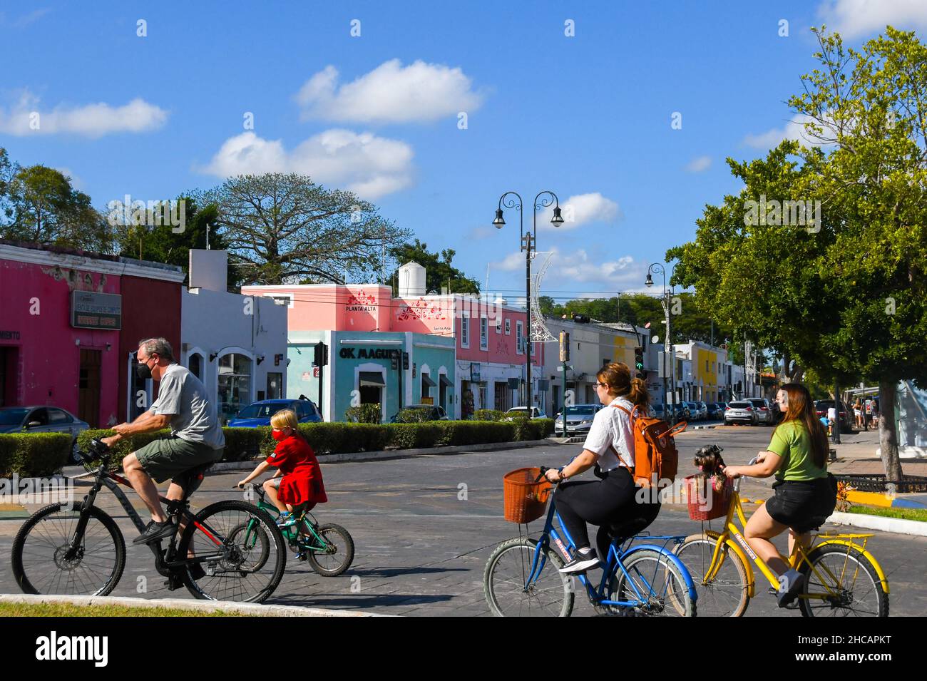 Gente in bicicletta, Paseo de Montejo, Merida , Messico Foto Stock