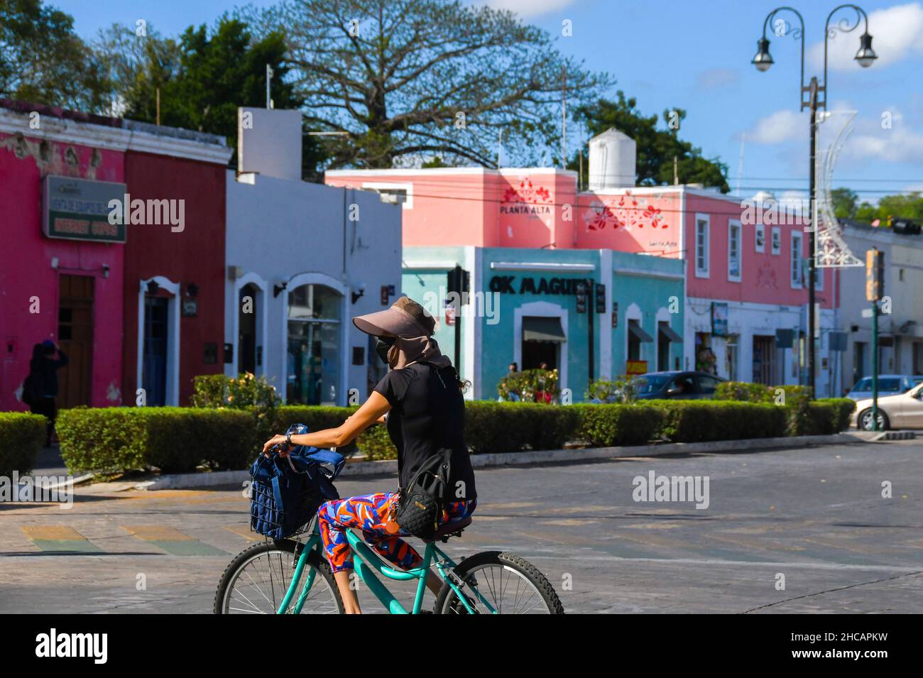Gente in bicicletta, Paseo de Montejo, Merida , Messico Foto Stock