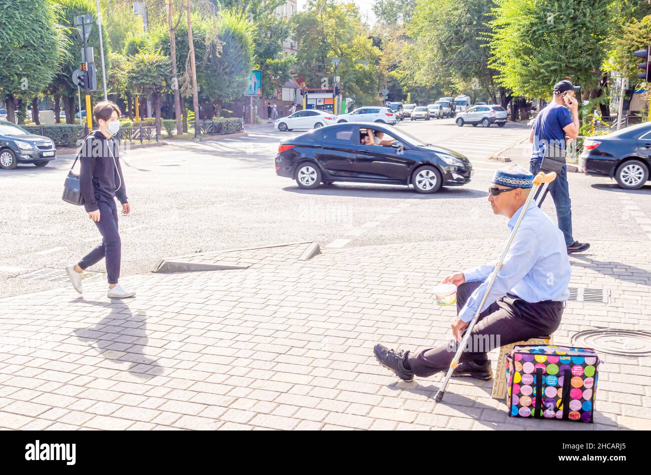 Un uomo disabile cieco mendicante in una strada ad Almaty, Kazakhstan Foto Stock