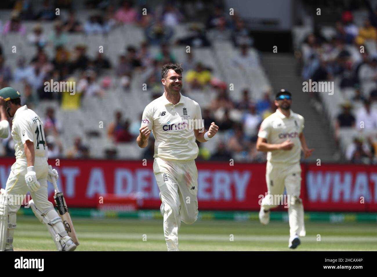 MELBOURNE, AUSTRALIA - DICEMBRE 27: James Anderson of England celebra il cricket di Marcus Harris d'Australia durante il secondo giorno della terza partita di cricket Vodafone Test tra Australia e Inghilterra al Melbourne Cricket Ground il 27 Dicembre 2021 a Melbourne, Australia. Image Credit: brett keating/Alamy Live News Foto Stock