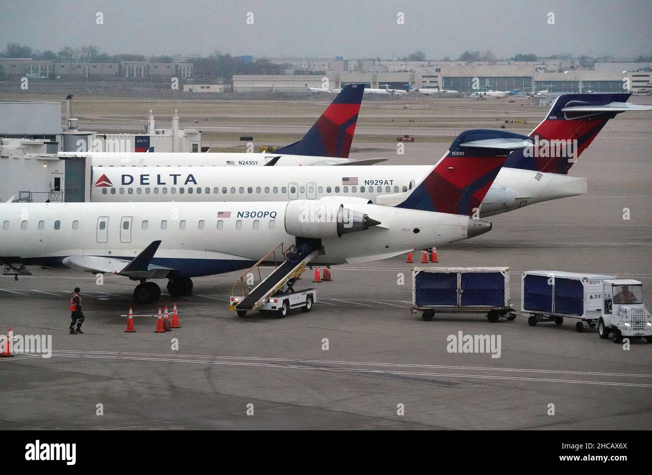 St. Louis, Stati Uniti. 26th Dic 2021. Delta Jets si siede inattivo presso l'aeroporto internazionale St. Louis-Lambert di St. Louis domenica 26 dicembre 2021. Oltre 4.000 voli sono stati ritardati o annullati in tutto il paese a causa dell'ultimo aumento del coronavirus omicron. United e Delta hanno accusato il coronavirus di problemi di personale che hanno portato a cancellazioni. Foto di Bill Greenblatt/UPI Credit: UPI/Alamy Live News Foto Stock