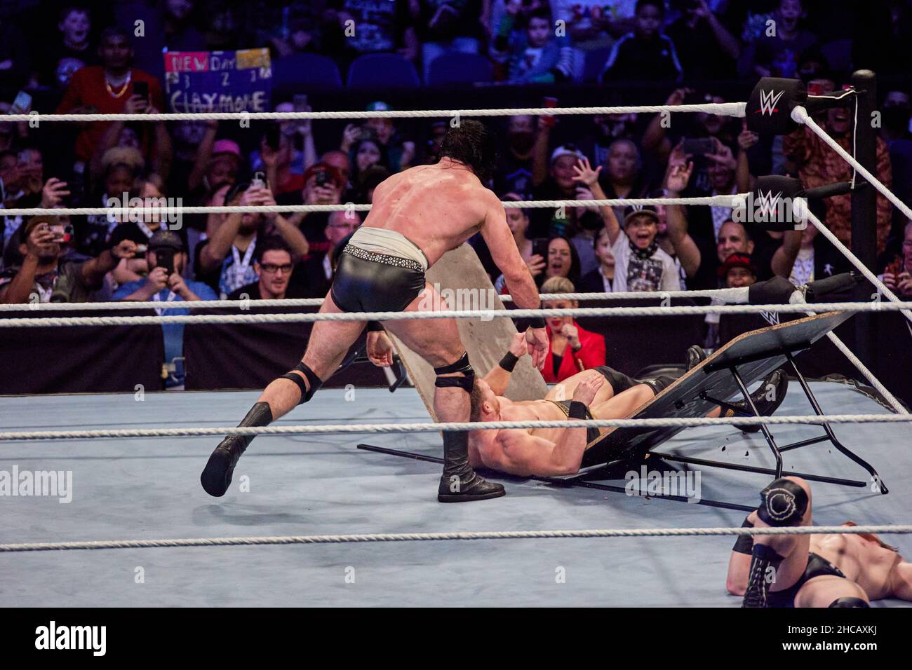 Tampa, Florida, Stati Uniti. 26th dic. 2021. Ha disegnato McIntyre contro Sheamus durante la lotta WWE all'Amalie Arena. Credit: Yaroslav Sabitov/YES Market Media/Alamy Live News Foto Stock