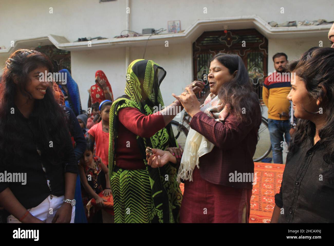 Prayagraj, India. 25th Apr 2020. Samajwadi Party donne leader ala Nidhi Yadav celebra il suo compleanno con gli abitanti del villaggio nel distretto di Handia Prayagraj, Uttar Pradesh, India. In questi giorni Nidhi ha accelerato la nuova immagine del Partito Samajwadi che rappresenta l'enorme sostegno delle ragazze e Nidhi diventa la nuova speranza per le ragazze. Nidhi ha condotto grandi raduni ciclistici e marcia piedi presso la sede del loro collegio elettorale, Handia Prayagraj, Uttar Pradesh. (Credit Image: © Shashi Sharma/Pacific Press via ZUMA Press Wire) Foto Stock