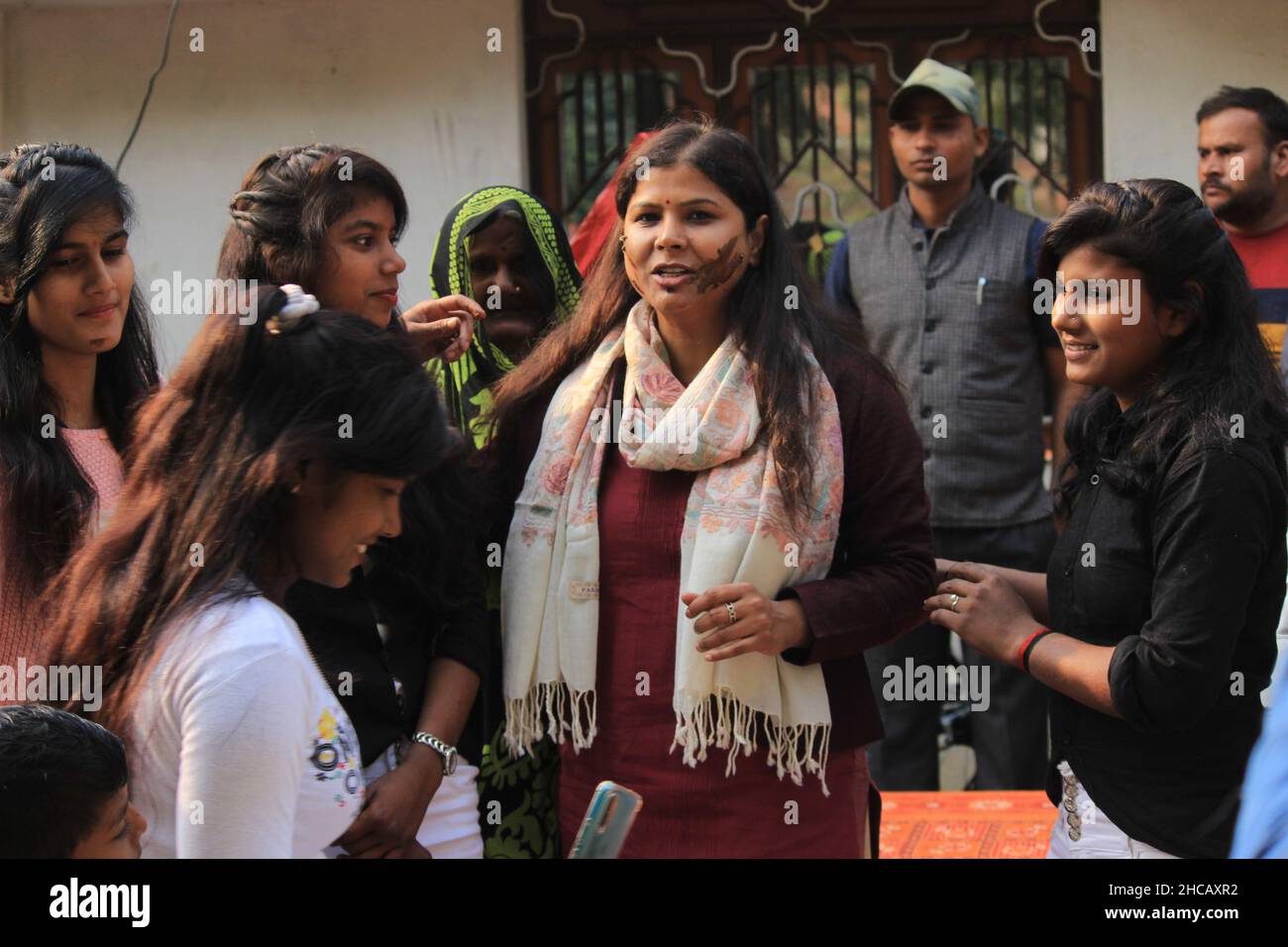 Prayagraj, India. 25th Apr 2020. Samajwadi Party donne leader ala Nidhi Yadav celebra il suo compleanno con gli abitanti del villaggio nel distretto di Handia Prayagraj, Uttar Pradesh, India. In questi giorni Nidhi ha accelerato la nuova immagine del Partito Samajwadi che rappresenta l'enorme sostegno delle ragazze e Nidhi diventa la nuova speranza per le ragazze. Nidhi ha condotto grandi raduni ciclistici e marcia piedi presso la sede del loro collegio elettorale, Handia Prayagraj, Uttar Pradesh. (Credit Image: © Shashi Sharma/Pacific Press via ZUMA Press Wire) Foto Stock