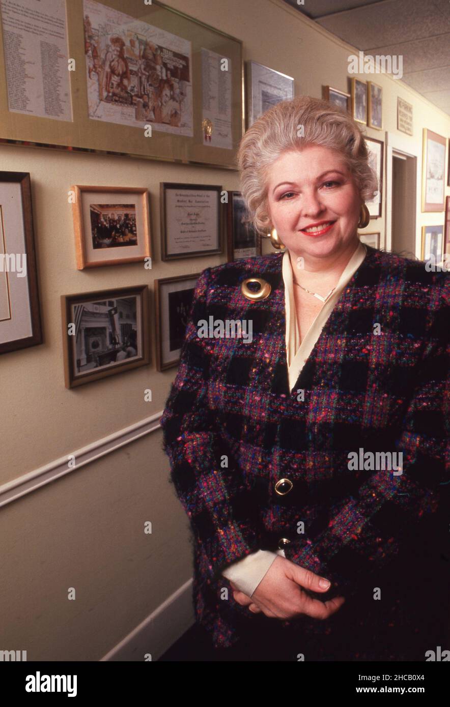 Il avvocato SARAH WEDDINGTON, 76, che ha sostenuto con successo contro gli statuti anti-aborto del Texas davanti alla Corte Suprema degli Stati Uniti nel caso di riferimento 1973 Roe contro Wade, è morto domenica 26 dicembre 2021 ad Austin. È qui raffigurata al suo ufficio di Austin, Texas alla fine degli anni '90. ©Bob Daemmrich Foto Stock