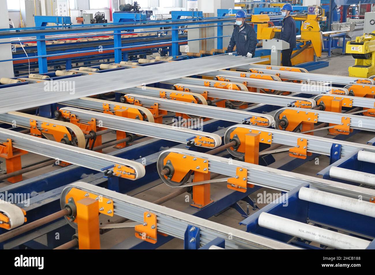 YANTAI, CINA - 27 DICEMBRE 2021 - Un lavoratore produce materiali leggeri presso il Centro di innovazione Automotive Lightweight di Yantai, Shandong Provin Foto Stock