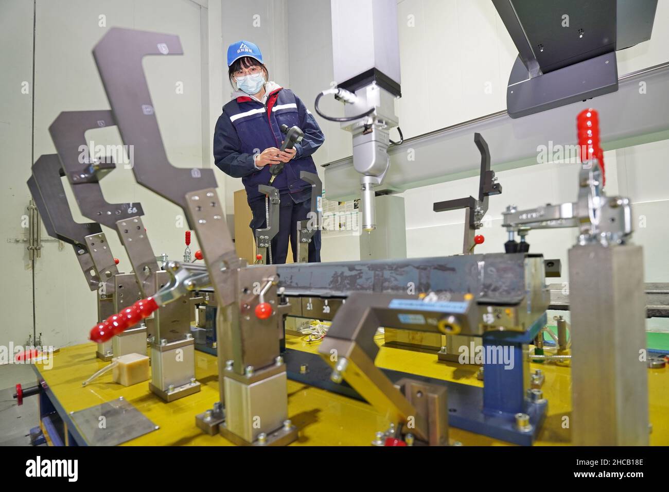 YANTAI, CINA - 27 DICEMBRE 2021 - i tecnici eseguono il debug di uno strumento di misura coordinato presso il Centro innovazione Automotive Lightweight di Yantai High Foto Stock