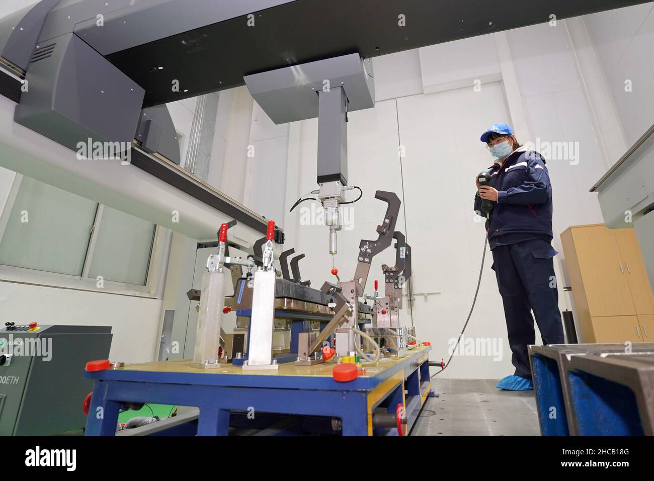 YANTAI, CINA - 27 DICEMBRE 2021 - i tecnici eseguono il debug di uno strumento di misura coordinato presso il Centro innovazione Automotive Lightweight di Yantai High Foto Stock