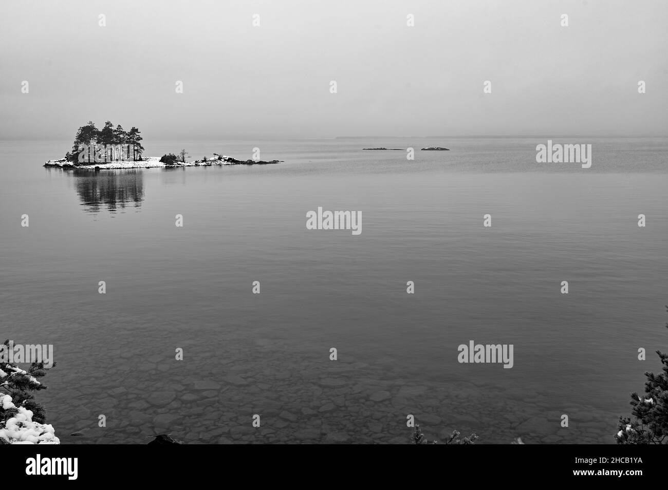 vista monocromatica sulle acque calme a dicembre Foto Stock