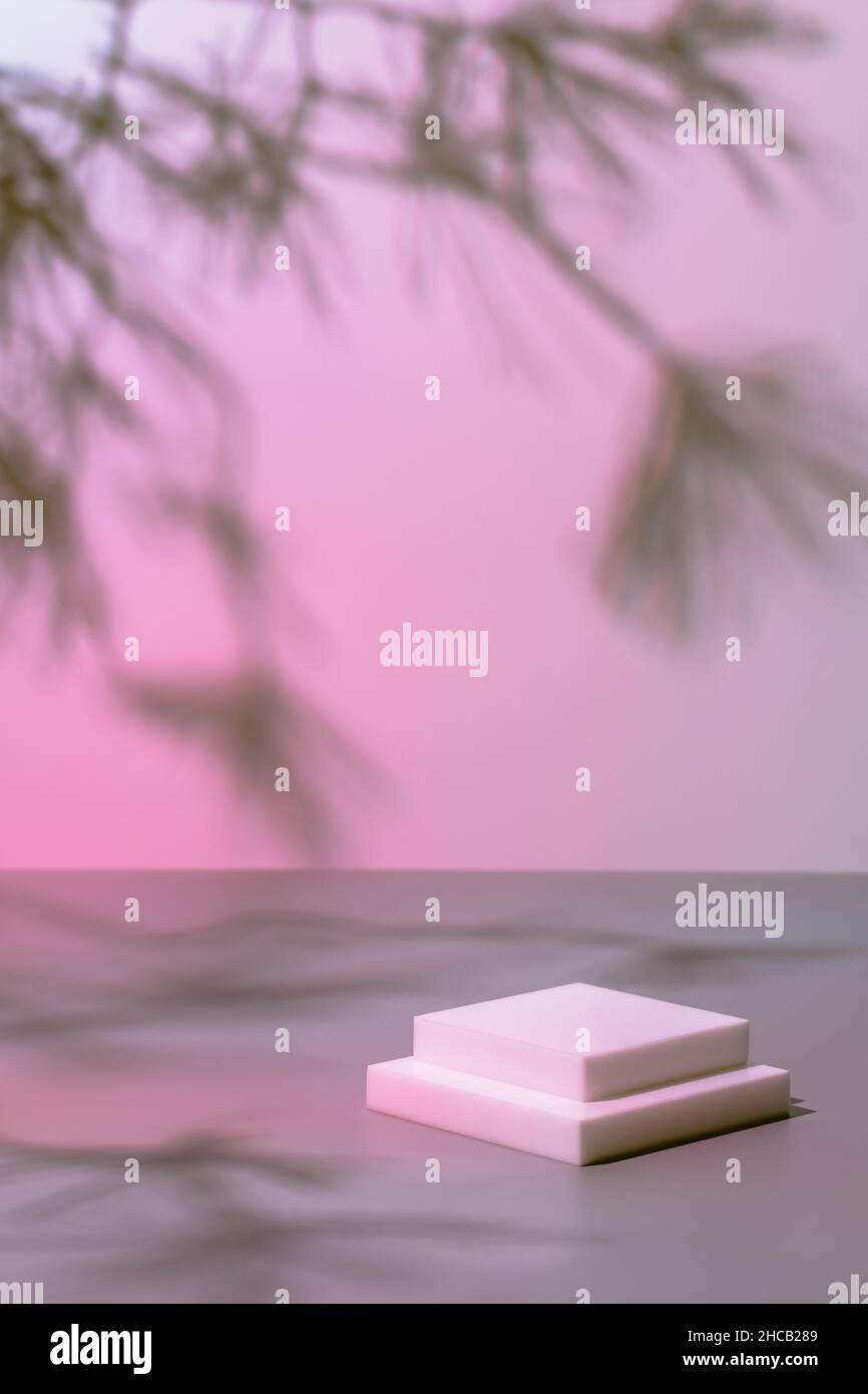 podio quadrato bianco su sfondo rosa pastello con ombre Foto Stock