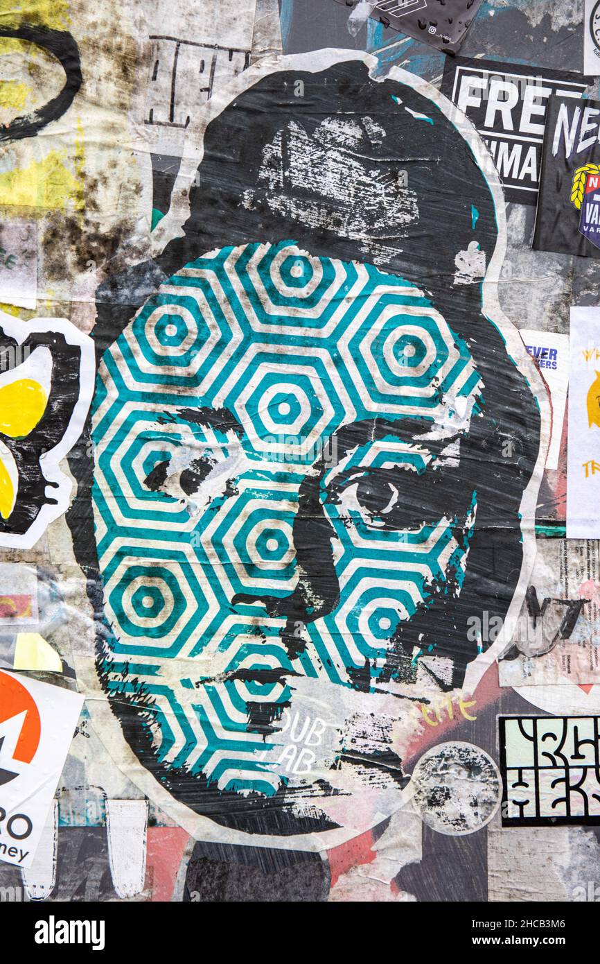 Arte di strada "cut-to-shape paste-up" a Copenhagen, Danimarca Foto Stock