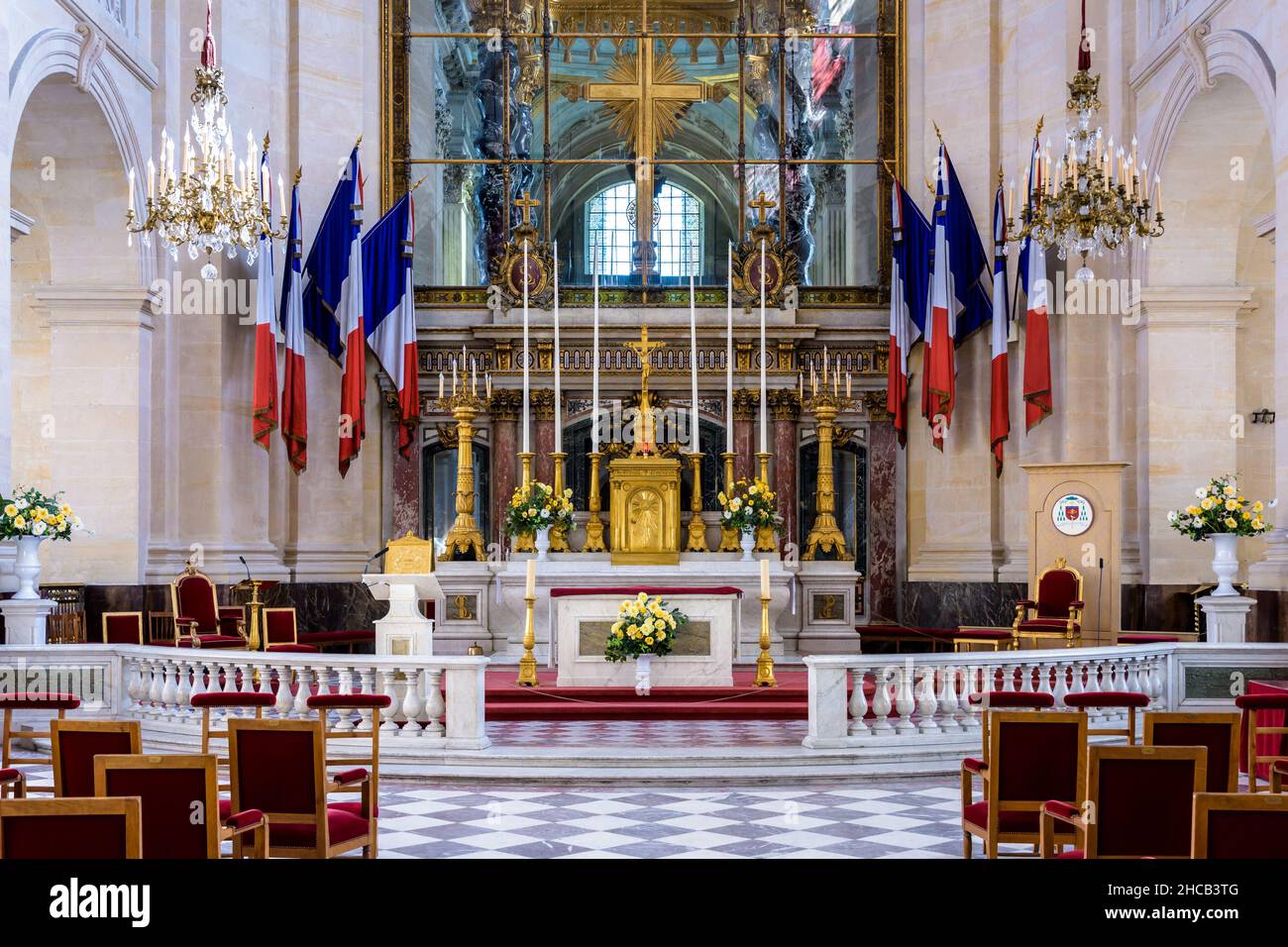 Altare e coro della cattedrale di Saint-Louis-des-Invalides, decorato con bandiere francesi, all'Hotel des Invalides di Parigi, Francia. Foto Stock