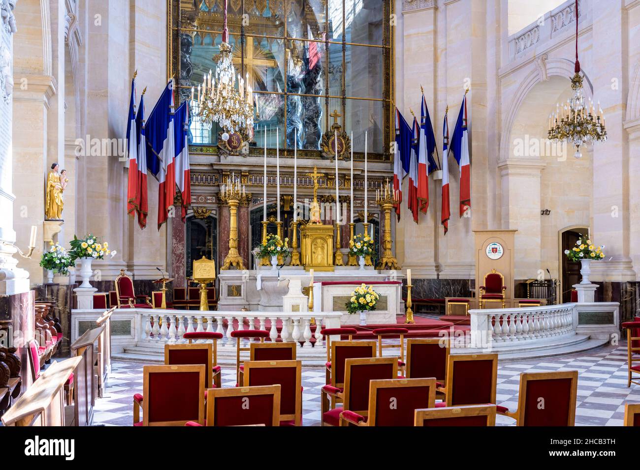 Altare e coro della cattedrale di Saint-Louis-des-Invalides, decorato con bandiere francesi, all'Hotel des Invalides di Parigi, Francia. Foto Stock