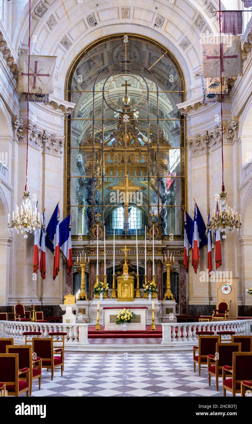 Altare e coro della cattedrale di Saint-Louis-des-Invalides, decorato con bandiere francesi, all'Hotel des Invalides di Parigi, Francia. Foto Stock