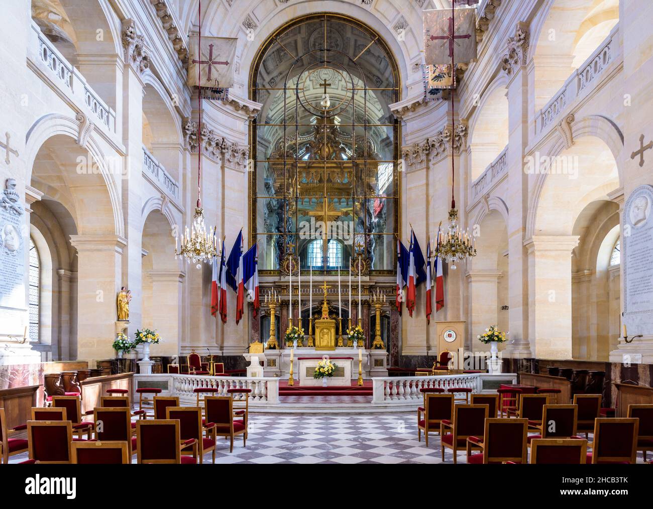 Altare e coro della cattedrale di Saint-Louis-des-Invalides, decorato con bandiere francesi, all'Hotel des Invalides di Parigi, Francia. Foto Stock