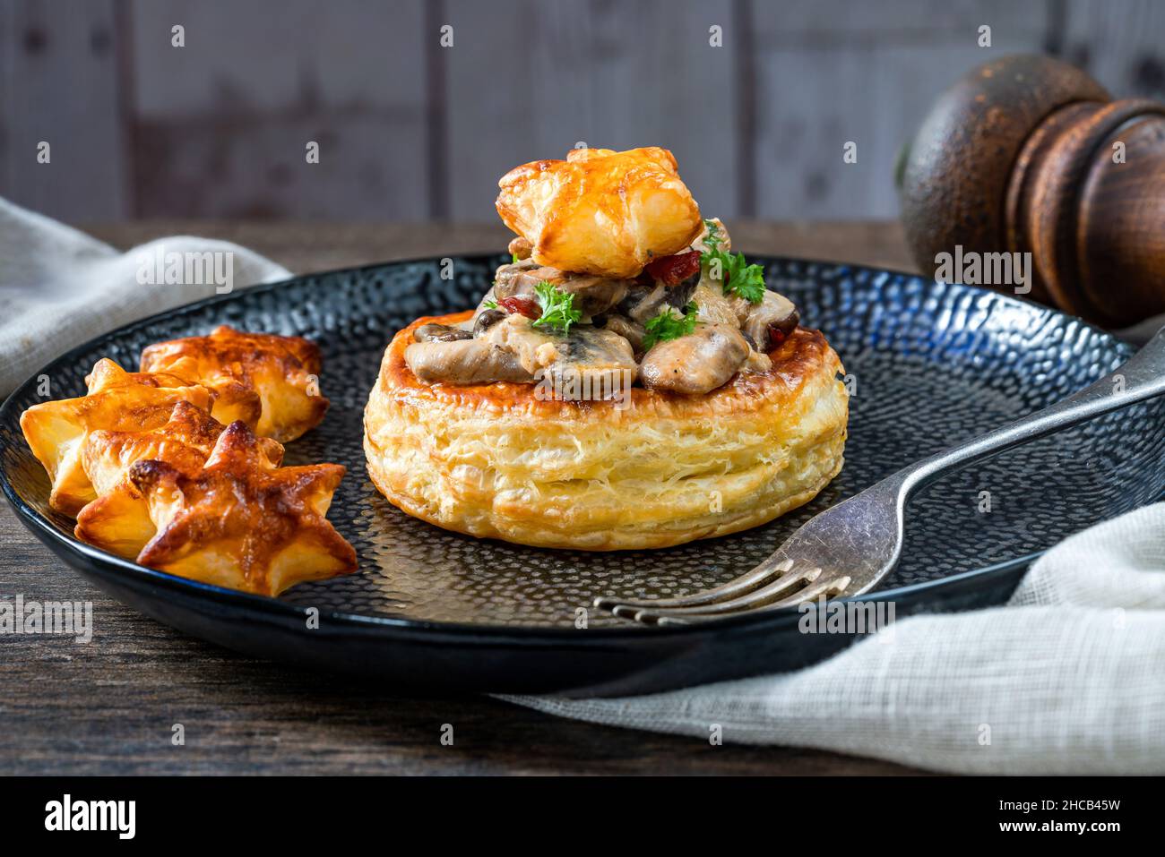 Funghi cremosi e chorizo vol-au-sfiati Foto Stock